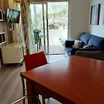 Family Apartment In Roses With Garden And Shared Pool 60 M²